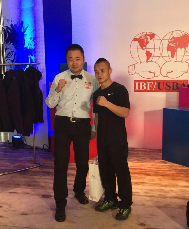 学生与中国第一位世界拳王熊朝忠合影